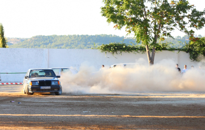 I Rally La Guardia 2011 (18-09-2011)
Momento de la exhibición realizada en el campo de fútbol por uno de los coches participantes.
El evento fué organizado por la asociación Juvenil Tropical House.
Palabras clave: Rally La Guardia
