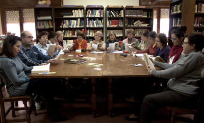 CLUB DE LECTURA.  ( 23 de Marzo de 2013)
 Gracias a la iniciativa de la bibliotecaria Gema Nogales, se creó, ya hace casi dos años, un club de lectura al que asisten asiduamente un día a la semana todas aquellas personas que comparten esta misma aficción por los libros. A la vez que leen, intercambian impresiones sobre los textos, fomentando y enriqueciendo así, aún más, su pasión por la lectura.
Palabras clave: biblioteca, club de lectura