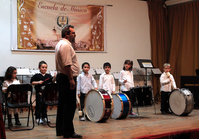 APRENDIENDO Y DISFRUTANDO.(22-04-2012)
 Dentro de los actos que han tenido lugar durante el pasado fin de semana con motivo de la celebración del Día del Libro, el día 22 pudimos disfrutar de un concierto-audición ofrecido por la Escuela de Música Municipal Aurelio Mascaraque. No sólo fué el disfrute del público asistente sino de los propios protagonistas como se puede ver en sus caras. Aquí atentos a las instrucciones del maestro Don Julián Camacho, los más pequeños de la escuela preparan su actuación. 
Palabras clave: banda de musica municipal