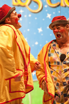 LOS TITIRITEROS.  TARUGO Y TARUGUITO (30-JUNIO-2012)
 El circo de los Hermanos Parada, llegó de nuevo a La Guardia. Tres noches de aforo completo con espectáculos variados donde levantaron las carcajadas de niños y mayores. De lo mejor que ha pasado por aquí. Simplemente !Geniales!
Palabras clave: El circo, titiriteros.