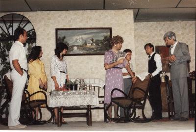 REPRESENTACION DE LA TIA DE CARLOS
REPRESENTACION DE LA COMEDIA "LA TIA DE CARLOS" EN AGOSTO DE 1986 EN EL TEATRO DE JESUS, EL GRUPO DE TEATRO SE LLAMABA "LA MANCHUELA" DE LA ASOCIACION CULTURAL AMIGOS DE LA GUARDIA Y FUE A BENEFICIO DEL DEPORTE EN LA GUARDIA.
Palabras clave: GRUPO DE TEATRO LA TIA DE CARLOS