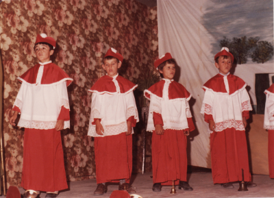 Cancion "Los Monaguillos"
Representación en el Teatro de Jesús de la Canción "Los Monaguillos", fue una actuación previa a una obra de teatro a principios de los 80.
EL CURSO DE LA VIDA: La infancia y niñez
Palabras clave: CANCION LOS MONAGUILLOS EN EL TEATRO DE JESUS