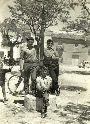 De espera en la Glorieta
Tres amigos en los 70's en la glorieta pasando la mañana.
Arriba Jose "meriña"  y Juán Bartolo "pastor en la vega",, abajo Vicente "norton".

