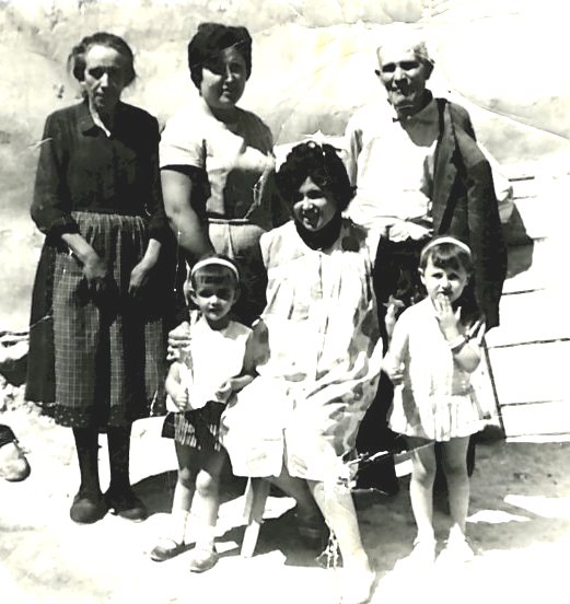 Familia en el Paseo del Norte
Familia de los cordeleros, Pacheco Osuna.
