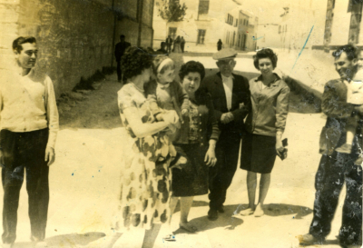 Paseando junto a la iglesia
Familia que pasea con unos visitantes por la calle Mayor
Palabras clave: iglesia, huespedes