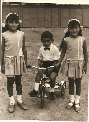 Vestidos de domingo  
La niña mayor es Isabel Villarreal, con sus hermanos Jesús y María Jesús, en el año 1965.
