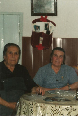 Hermanas, Basilisa y María Pedraza  
Basilisa y  María   Pedraza en casa 	
