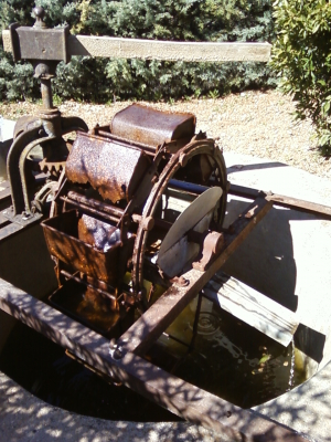 La noria de mi abuelo
Con la noria y un burro se podía sacar agua del pozo, para poder regar el huerto. Era de mi abuelo Jose Maria Villarreal, hace algunos años me entere que los chatarreros se  estaban llevando las norias para chatarra y yo no podía permitir que la noria de mi abuelo terminara en una chatarreria. La rescate y la traje para Guadalajara,  hoy la tengo en el jardín de mi casa como recuerdo. 
Palabras clave: noria jose maria villarreal