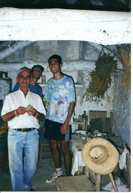 En la casita de aperos
Juan Villarreal enseñando a los nietos, la casita de aperos que estaba en el huerto
