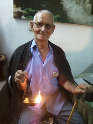 El candil
Juan Villarreal Potenciano con candil 
Palabras clave: el candil juan villareal
