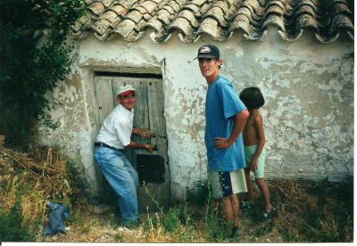 La casita de aperos
Juan Villarreal Potenciano recordando los viejos tiempo, con los nietos Ruben y Sandra. 
