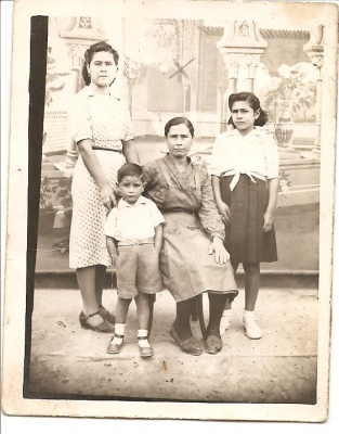 María Jesús Huete con sus dos hijos y una amiga.
Es mi abuela María Jesús, mi madre que es la niña Silvia Rodelgo y mi tío Paco Rodelgo, la otra persona no sé quién es, si alguien lo sabe que ponga un comentario.
