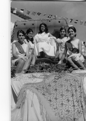 Reina y damas. Año 1969
Vicenta, Tomasa, Ino, Juli  y Marina en la carroza durante el desfile
