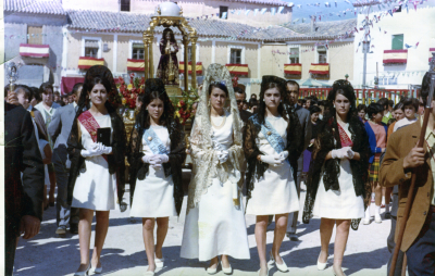 Procesión del Santo Niño
Procesión del día 25 en la plaza con el Santo Niño y el ayuntamiento al fondo
