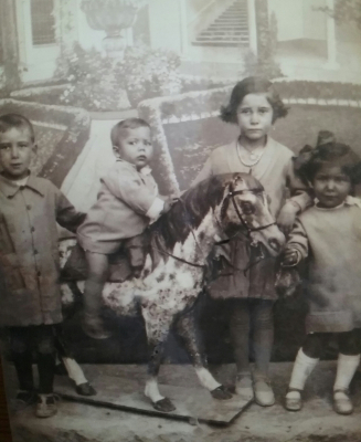 1932
Hermanos,Pablo, Paco,Elvira ,y Vicenta Orgaz Sánchez año 1932 Elvira es mi suegra
Palabras clave: Hermanos,Pablo, Paco,Elvira ,y Vicenta Orgaz Sánchez año 1932 Elvira es mi suegra