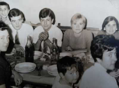 Año 1968. Amigos de boda en casa Cepa
