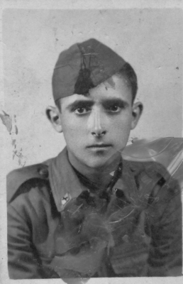 Jesús Linares en la mili año 1942?
