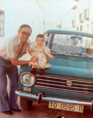 1976
Jesús linares con su nieta maría, el coche salió en la concentración de hace poco, el coche es ahora de Carlos foto de 1976
