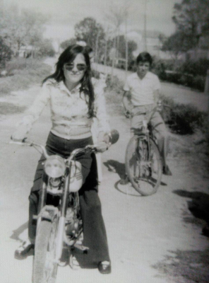 En el paseo del Norte
Pepa linares año 1970 en el paseo del norte donde esta ahora el mirador . El chico de atrás es mi primo 
