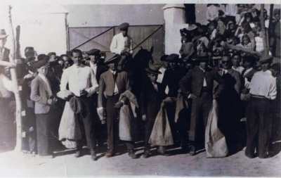 Toros en La Guardia 28 septiembre 1946. Antes del despeje plaza
