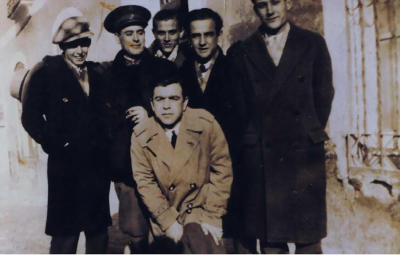 Cuadrila 1936
Cuadrilla de amigos antes del año 1936. Mirando, de izquierda a derecha: Daniel González, Julián Hernández; Ramón Alonso, Tadeo Mora; el más alto no se su nombre y el rodillas Marcelo Valencia

