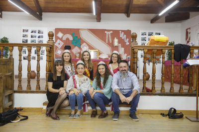 Fiestas 2017
dia 28-09-2017 en la enaatrega d trofeos.En la foto apatece Victor Hijosa y Esmeralda junto a la reina y damas 2017,y aprovecho para darles las gracias por su gran trabajo realizado,por su dedicación y profesionalidad,y por supuesto por cuidar de las chicas como si fueran de su familia.mil gracias
