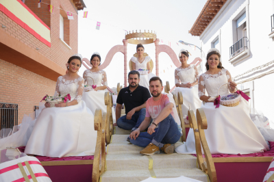 la carroza
Reina y Damas en la carroza creada por Moises y Jesús. Gracias chicos por vuestro trabajo
