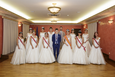 Corte de honor saliente y entrante
corte de Honor del 2016 junto a la futura corte de honor del 2017
