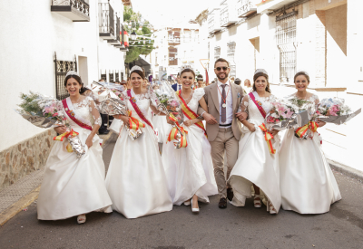 Fiestas 2017
Reina,Damas y Mantendor yendo a la ofrenda de flores felizmente ya coronadas
